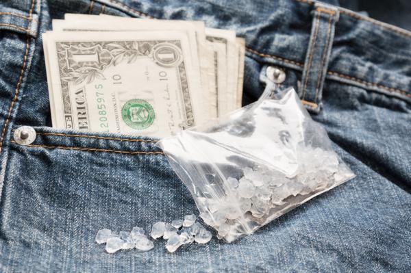 Police-Man-told-loan-office-worker-he-needed-cash-to-purchase-meth