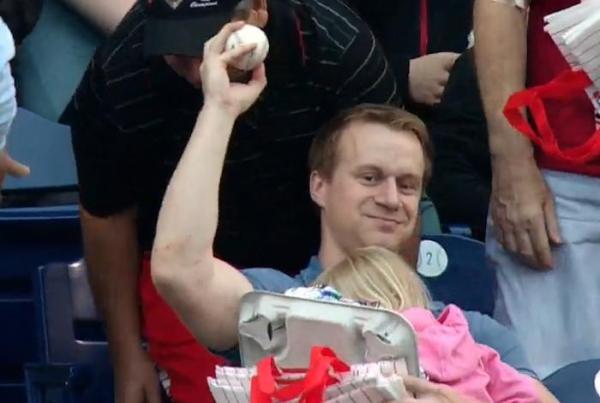 Dad-calmly-catches-foul-ball-one-handed-while-holding-his-daughter