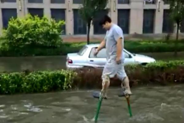 Man-uses-stilts-to-stay-dry-in-flooded-Chinese-city