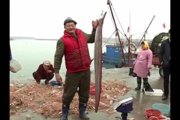 chinese-fisherman-reels-in-massive-6-foot-swamp-eel