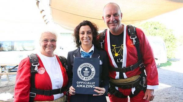 world-record-150-santas-tandem-parachute-in-australia