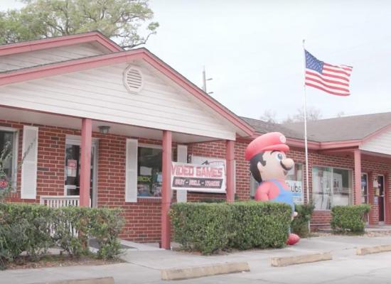 Florida-man-sues-to-keep-inflatable-Super-Mario-outside-business