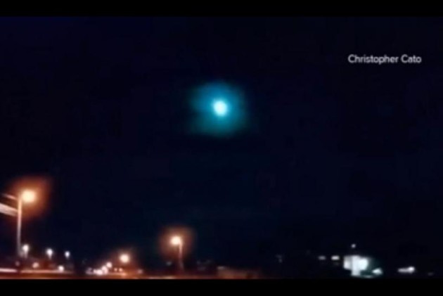 Bright-blue-fireball-streaks-across-Texas-sky